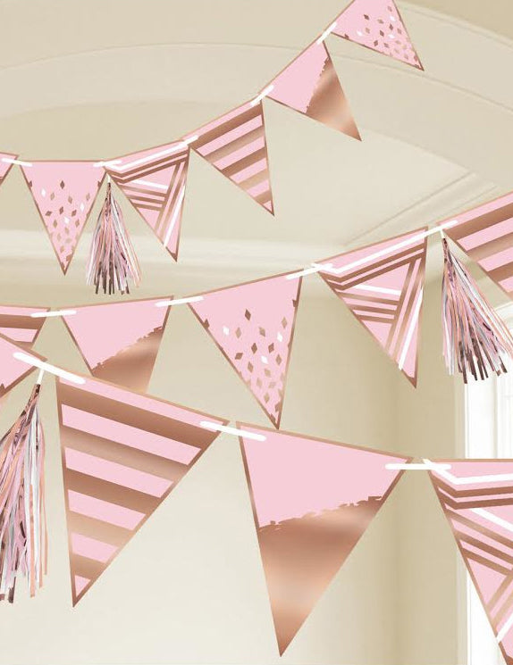 Guirlande à fanions anniversaire pour décoration rose et rose gold avec tassels