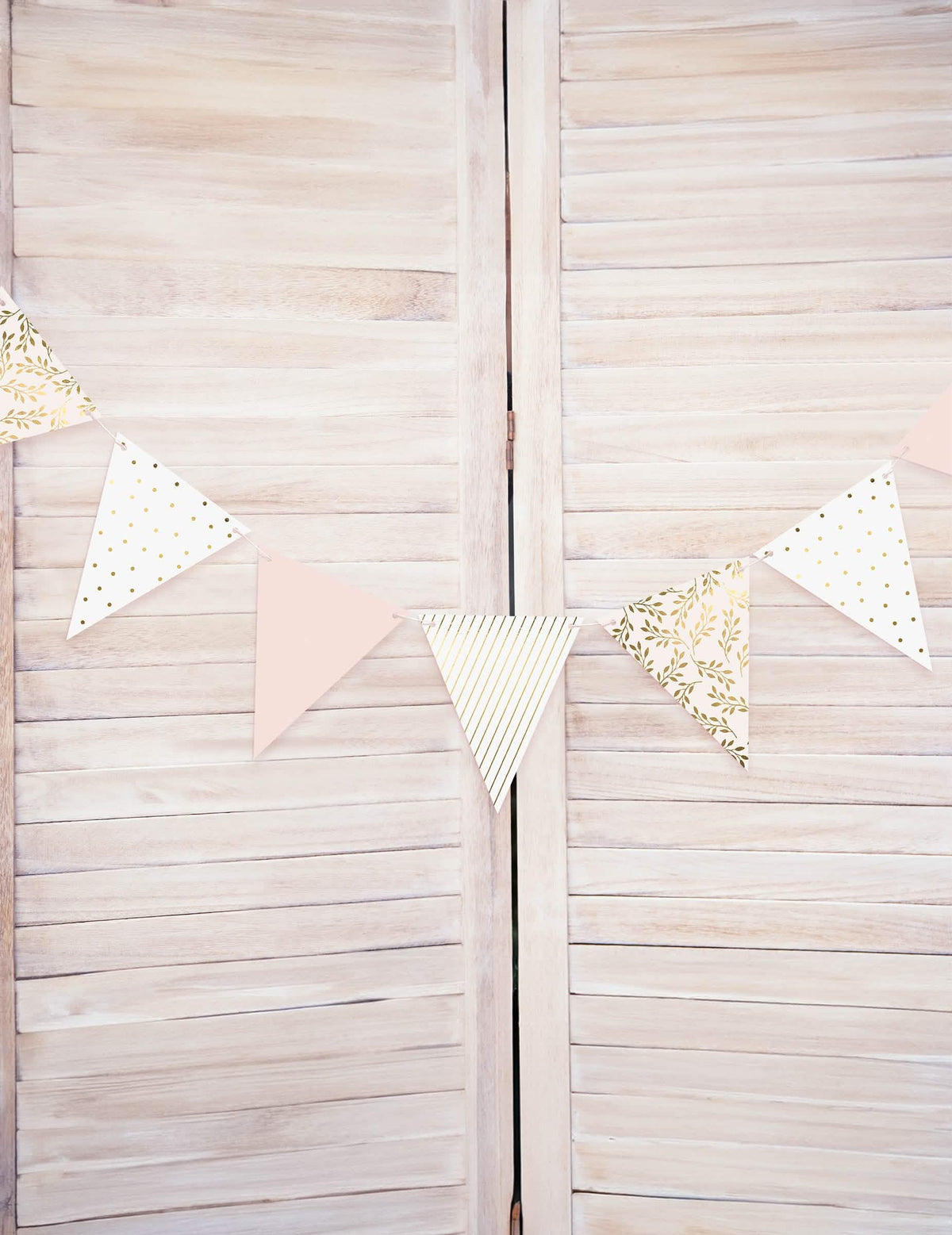 Vue d'ensemble de la guirlande de fanions en carton à motifs dorés pour fête rose et blanche