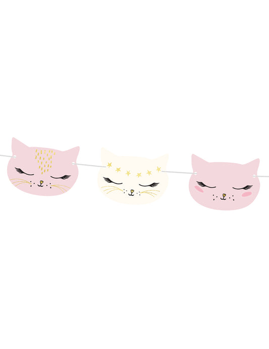 Gros plan sur les têtes de la guirlande en carton chaton