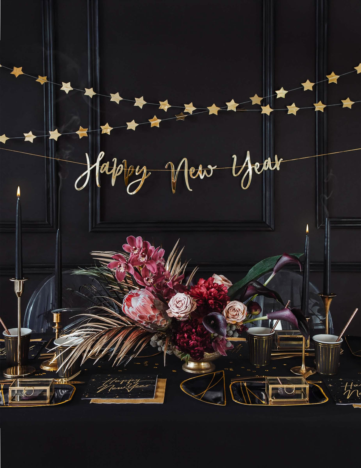 Настолна декорация с картонена гирлянда happy new year в златист металик