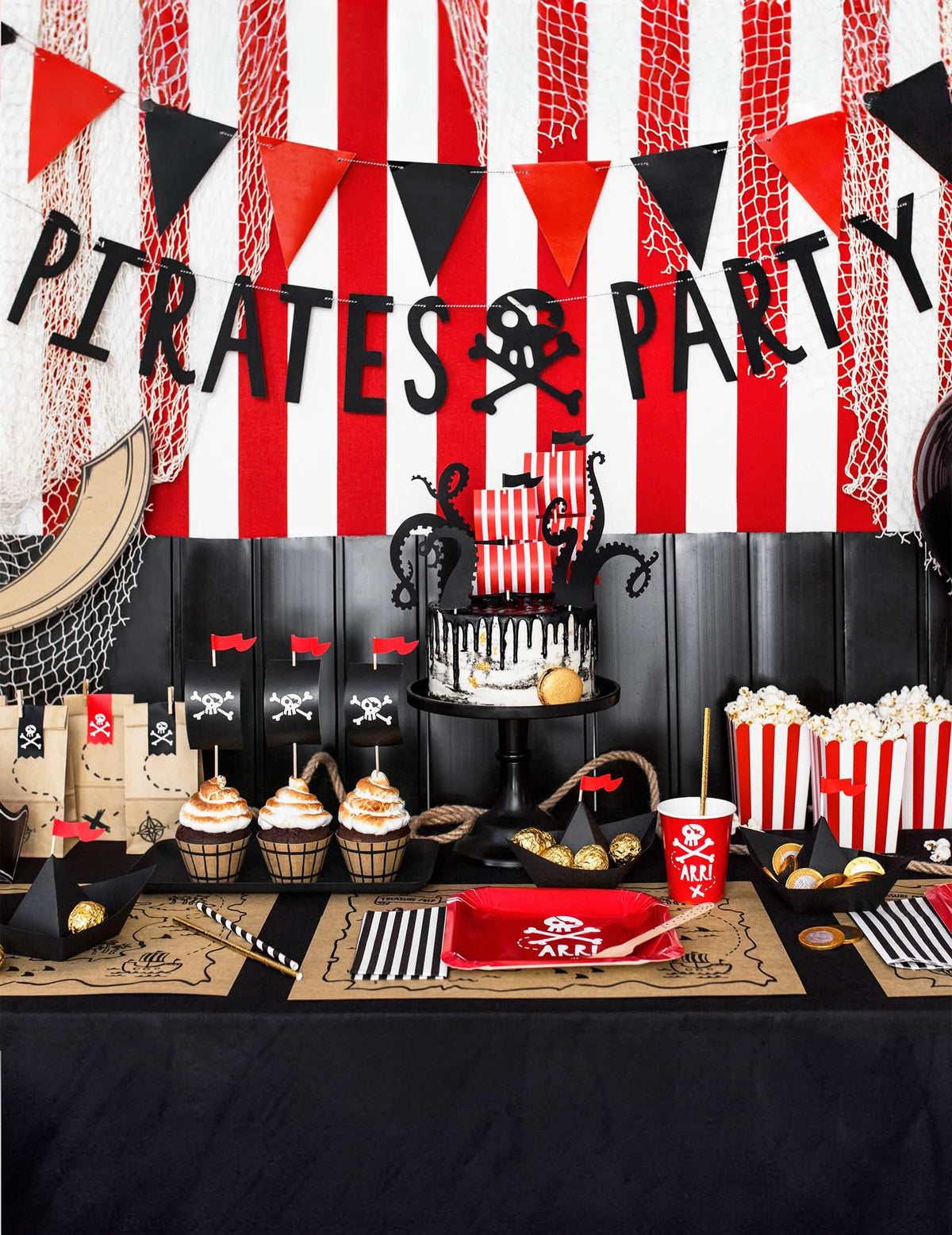 Разположение върху празнична маса на картонената гирлянда Pirates Party