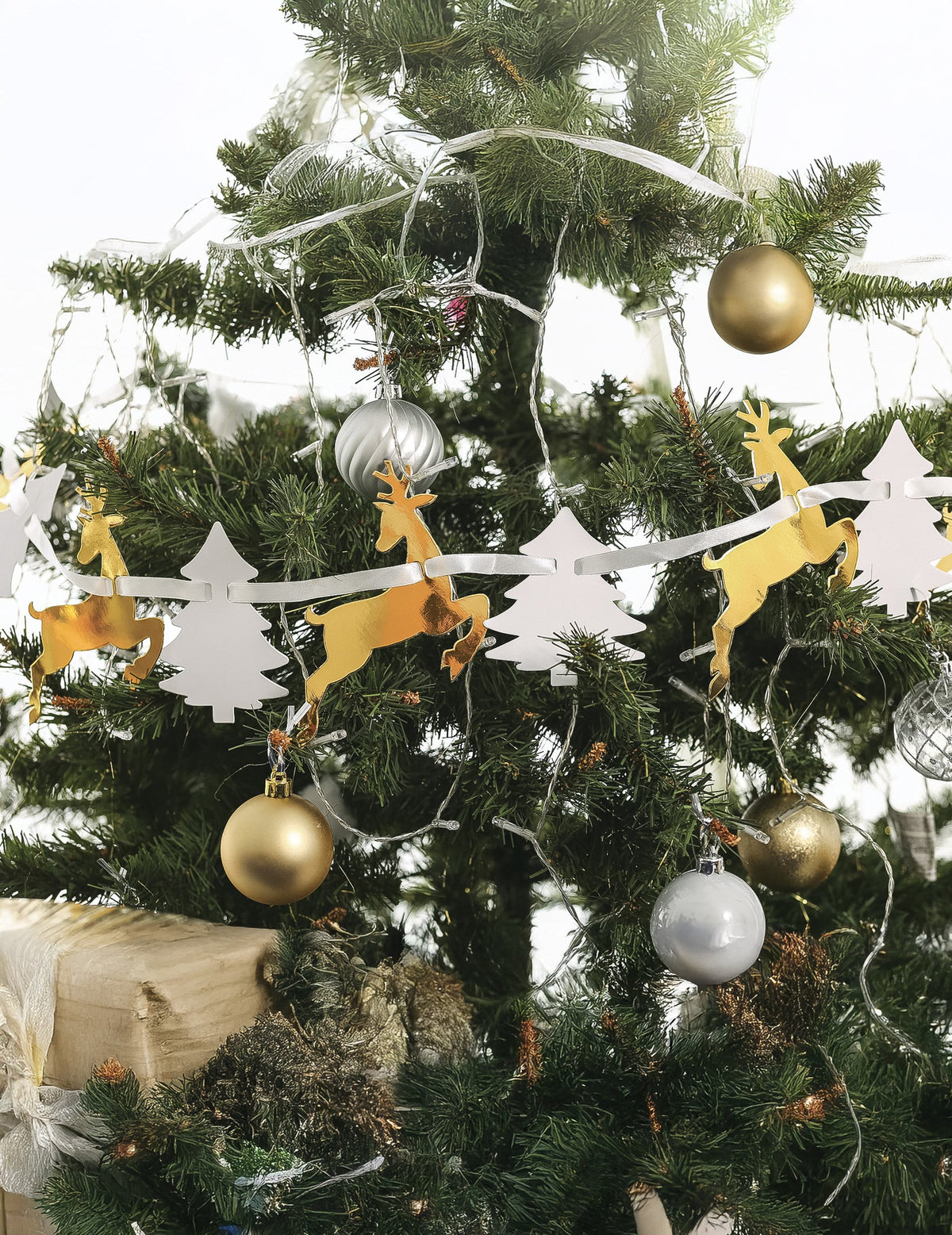 Guirlande en carton sapin et renne pour Noël blanc et doré