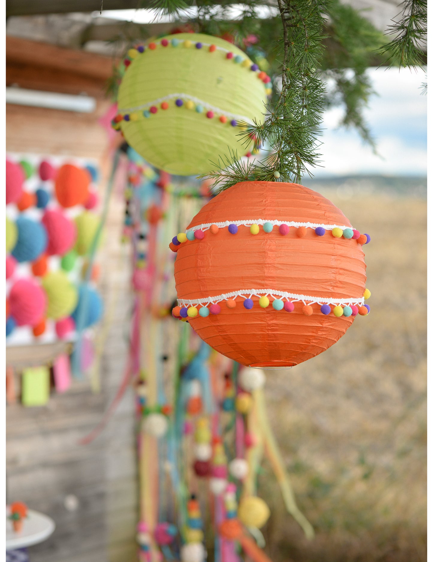 2 м бяла, многоцветна панделка с помпони, ширина 2 см