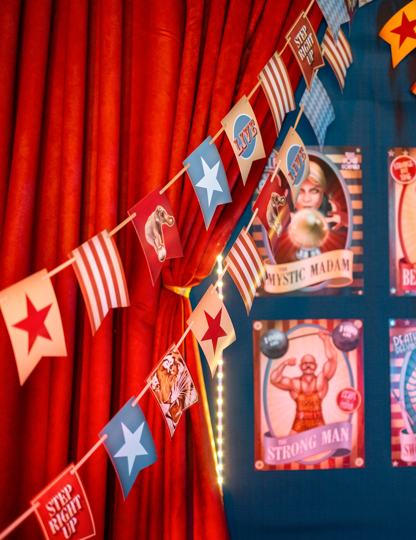 Zoom sur la suspension sur rideau de la guirlande fanions Cirque Vintage