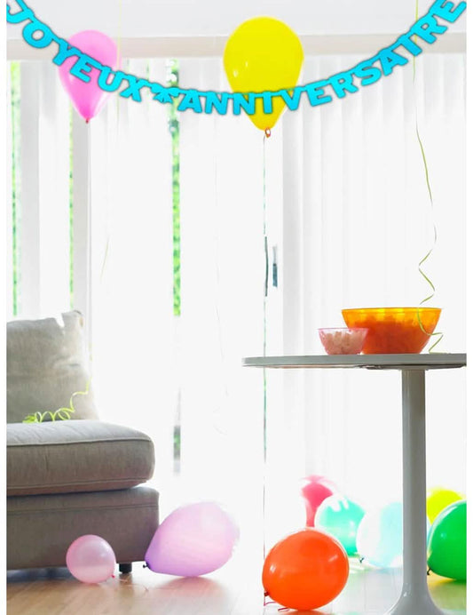 Mise en situation de la Guirlande Joyeux Anniversaire bleue
