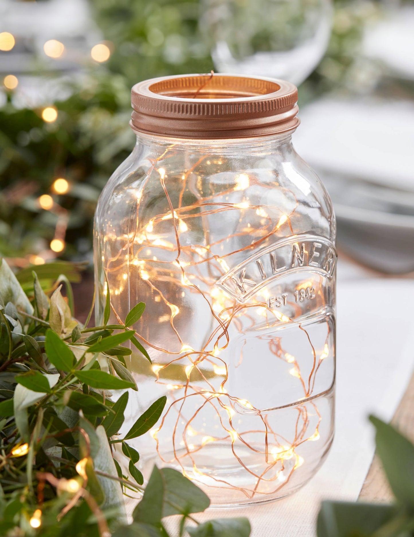 Mise en situation dans un bocal de la guirlande lumineuse rose gold pour fête