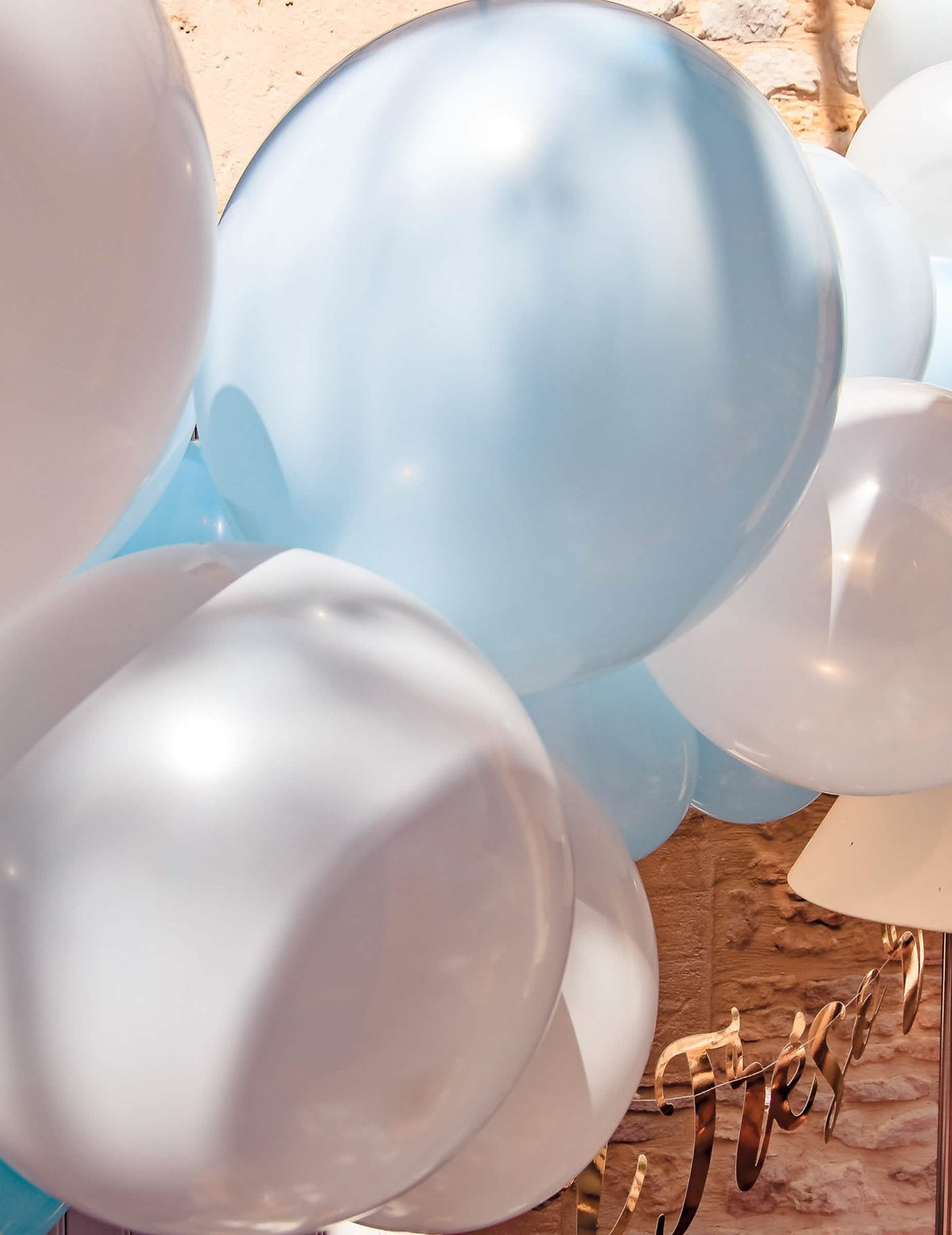 Крупен план на балони от комплекта за арка от 57 сини и бели балона за baby shower