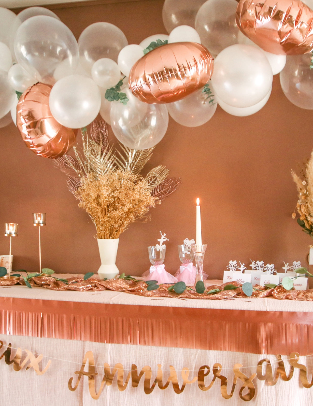 Vue d'ensemble de la décoration du kit arche de 70 ballons rose gold avec eucalyptus et roses