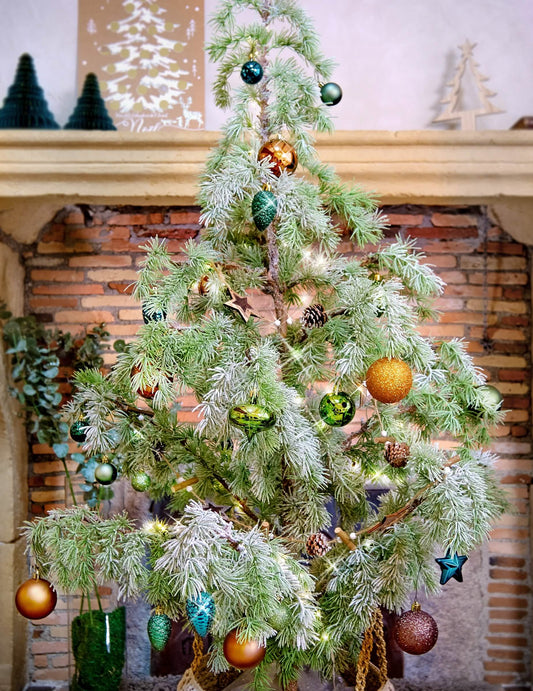 Mise en situation du kit décorations de sapin 18 pièces à suspendre bleu vert