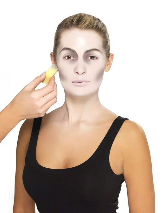 Application de la base blanche à l'éponge du kit maquillage vampire pour adulte Halloween