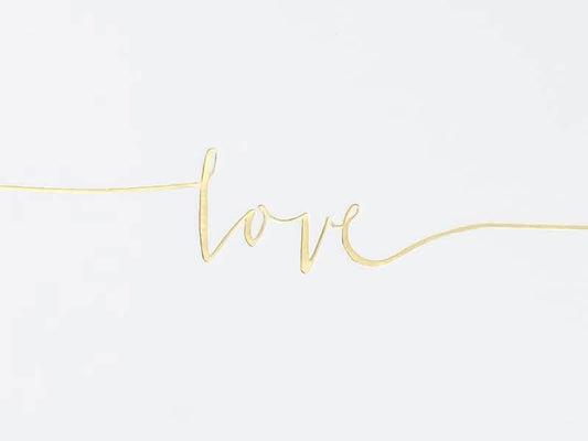 Gros plan sur les lettres dorées du livre d'or love