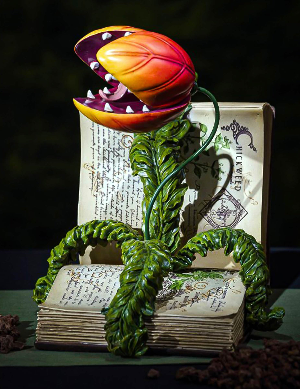 Декоративна книга от смола с хищно растение 29 x 25 x 29 cm