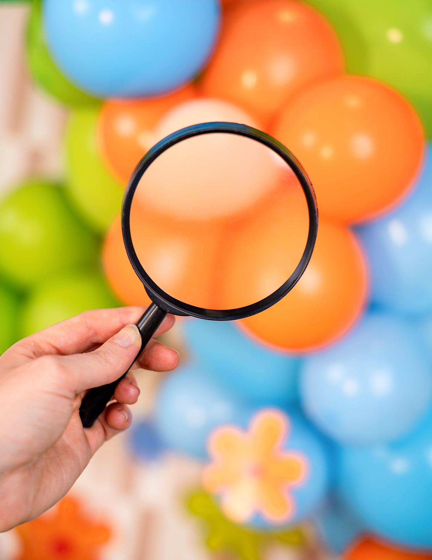 Gros plan sur la prise en main de la loupe de détective