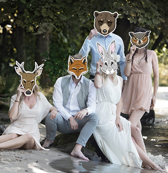 Mise en situation de groupe avec différents modèles du masque papier Loup