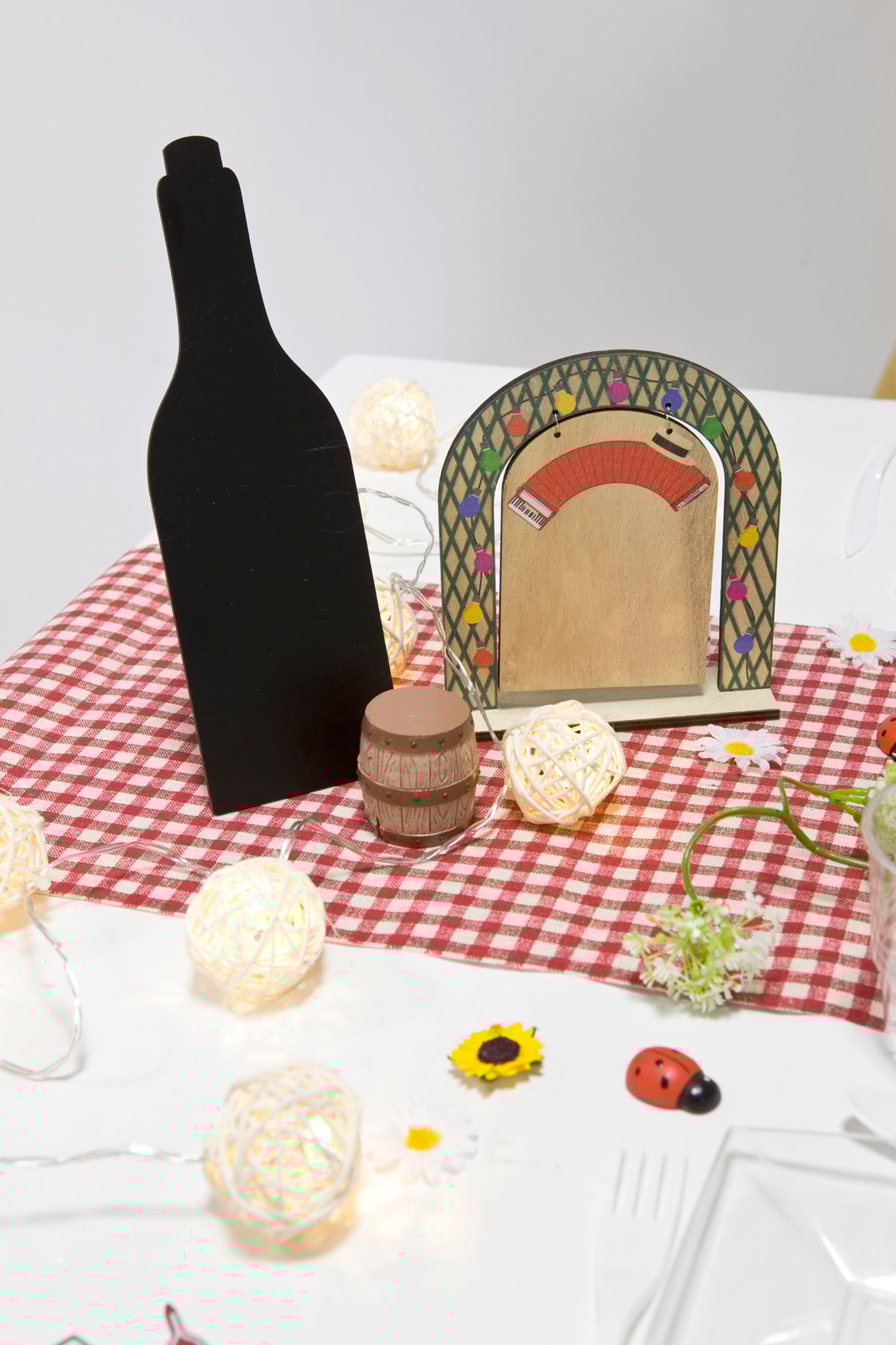 Меню на черна дъска, бутилка вино 25 cm дървена със стойка