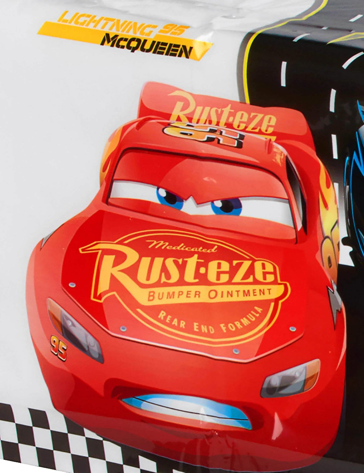 Крупен план на Flash McQueen от покривката с автомобилно трасе Cars 3