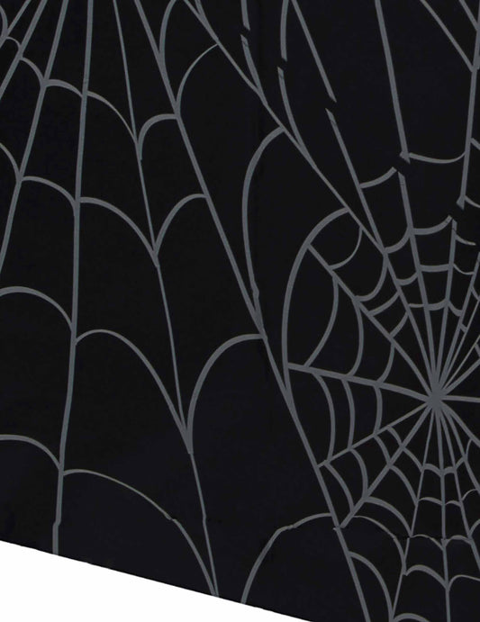 Détail du motif de la nappe en papier toiles d'araignées