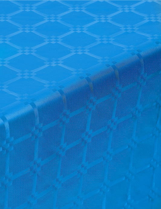 Gros plan sur le relief de la nappe en rouleau papier damassé bleu avec motifs de frises grecques