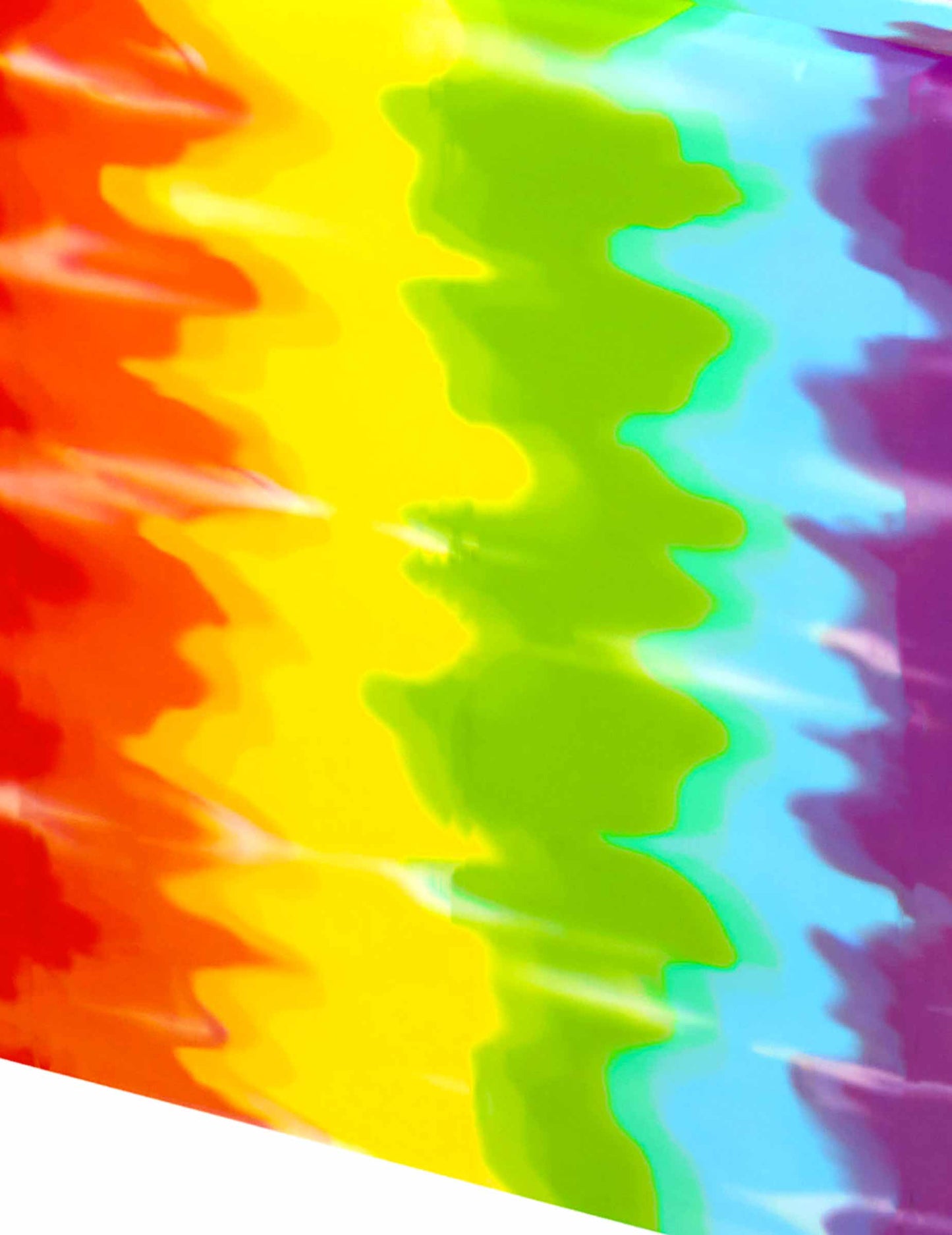 Détail des motifs arc-en-ciel de la nappe plastique hippie à motifs psychédéliques