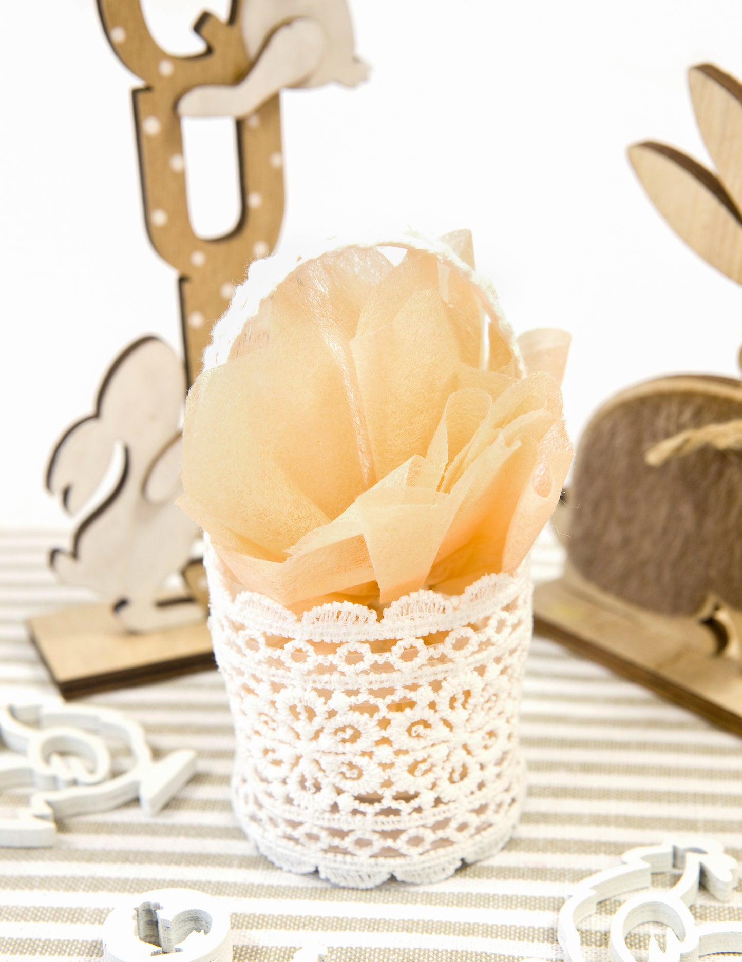 Détail du motif en dentelle du panier dentelle pour mariage