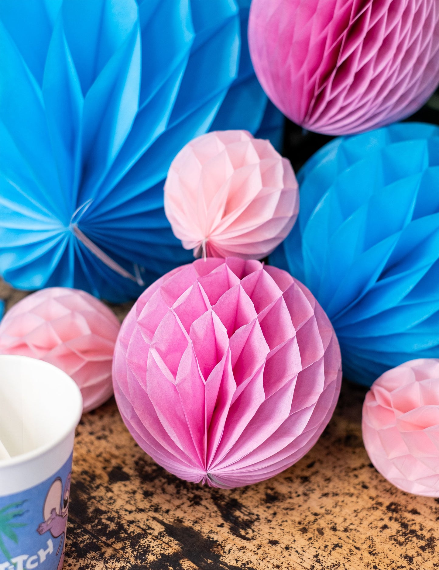 Малка розова хартиена пчелна пита 10 cm висяща парти декорация