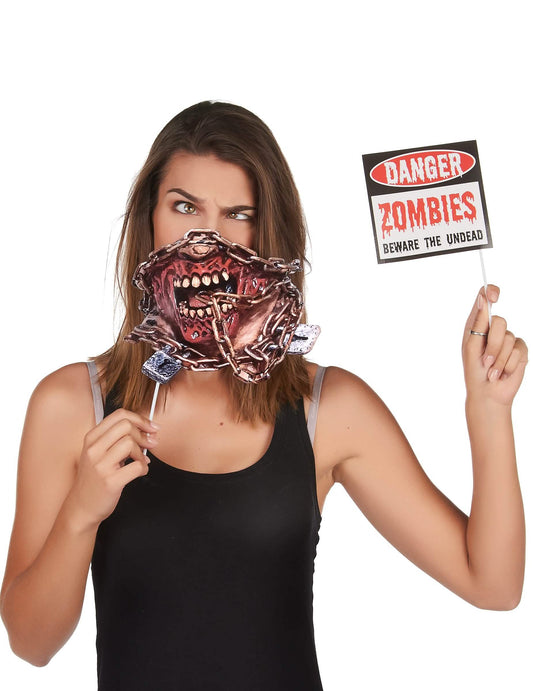 Mise en situation de deux modèles des accessoires photobooth zombie