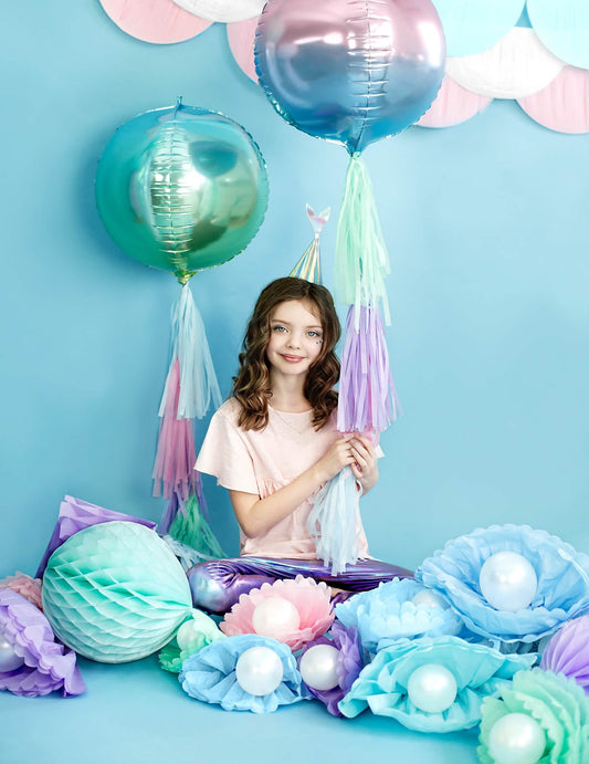 Mise en situation du pompon à suspendre en papier pour décoration bleu
