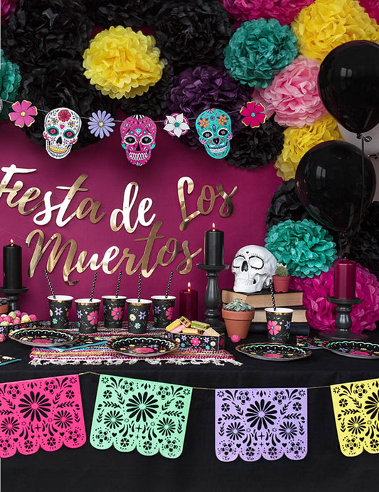 Mise en scène de décoration de fête du pompon à suspendre en papier fuchsia