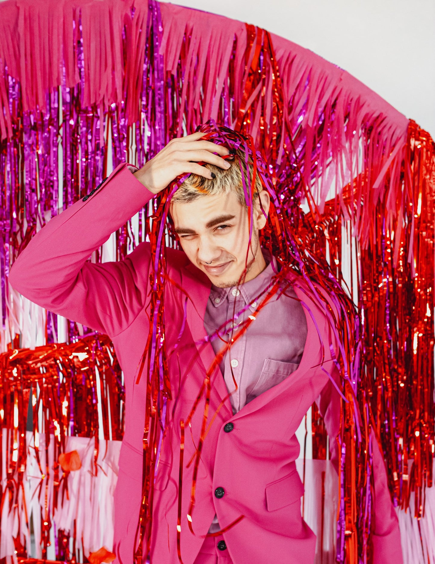 Червена искряща завеса