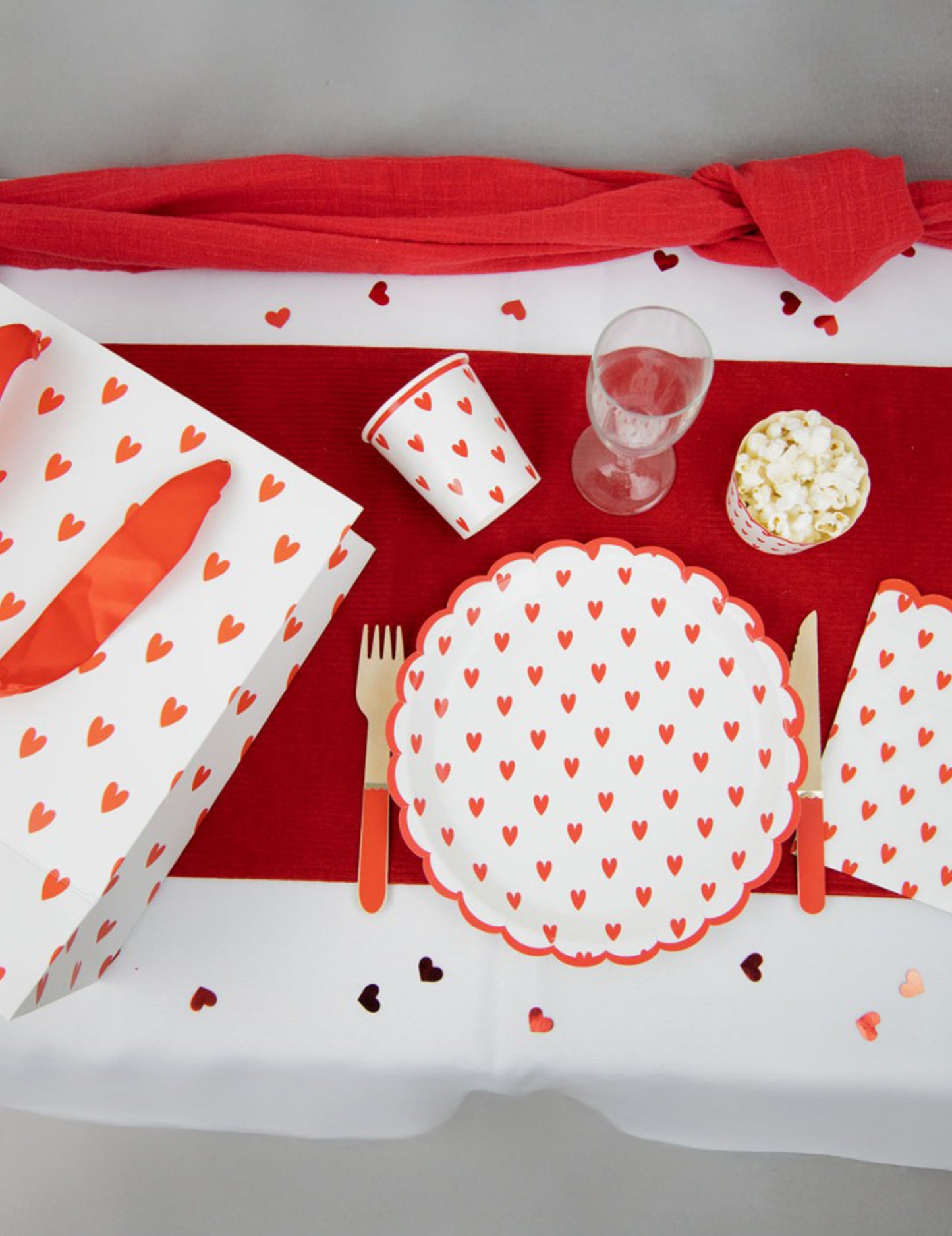 Хартиена торбичка с малки червени сърца, 28 x 25 cm