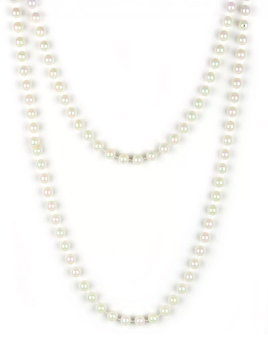 Gros plan sur les perles du sautoir de perles nacrées pour femme