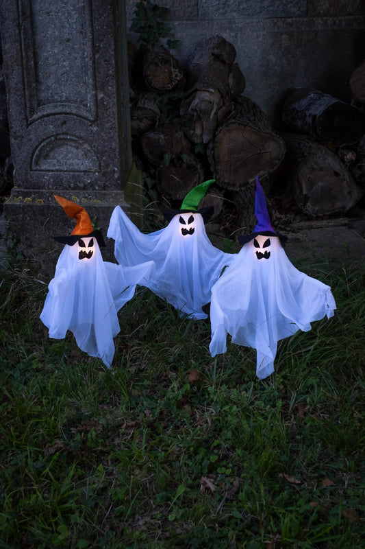 Mise en situation dans un jardin du set de 3 fantômes lumineux avec piquets