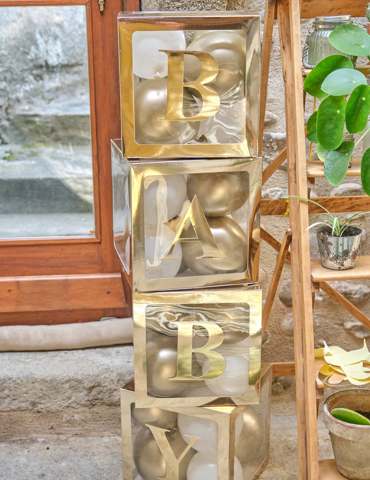 Постановка върху кутии за балони със златни бебешки стикери за baby shower