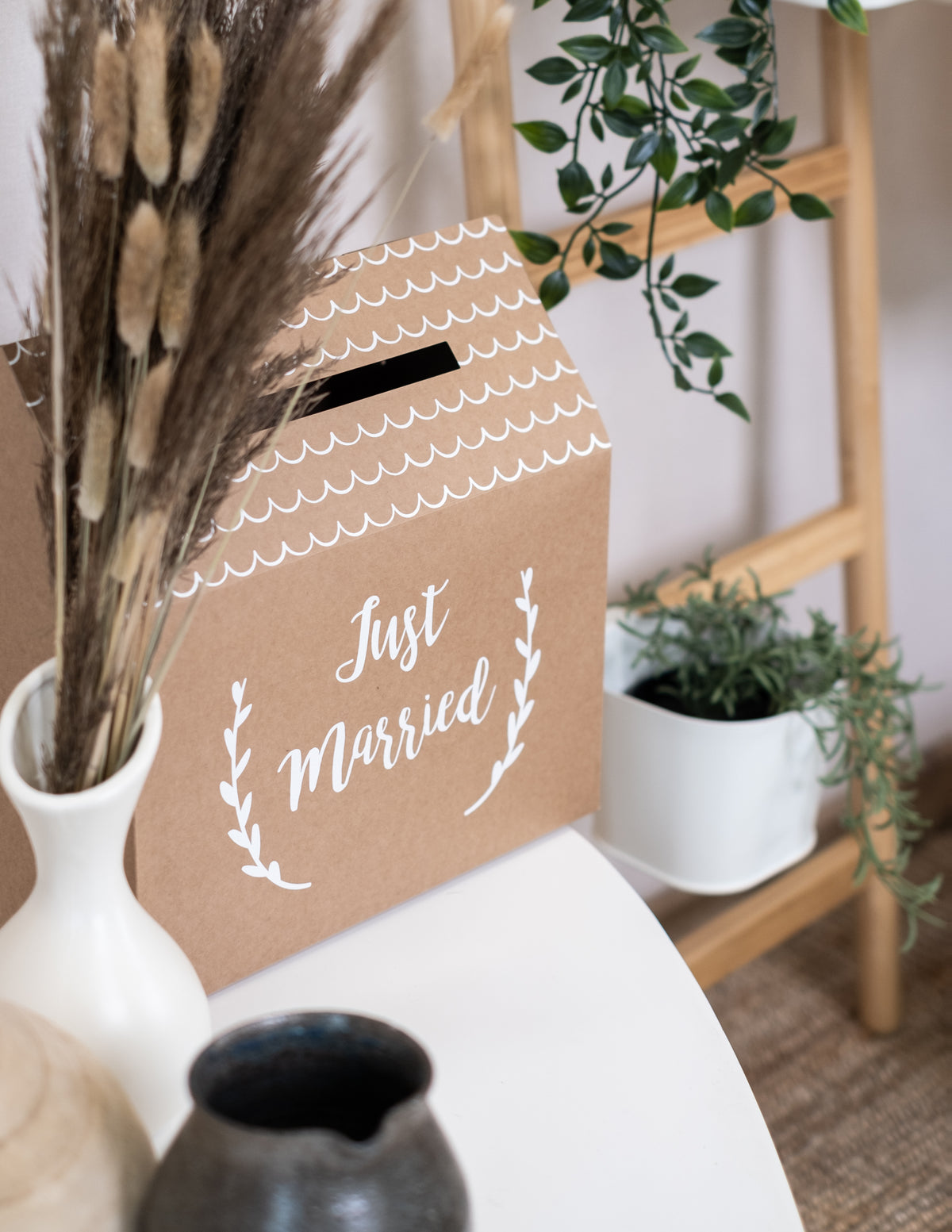 Трис четвърти изглед на урната от крафт картон Just Married във форма на къща