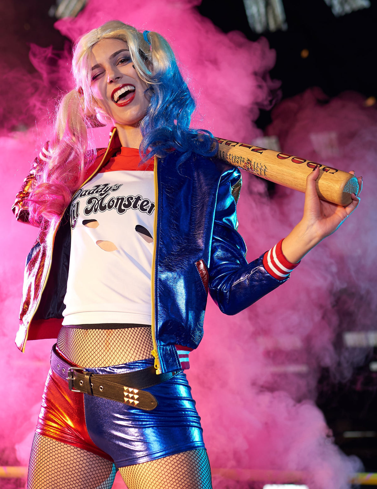 Mise en situation avec fumée rose de la veste et t-shirt intégré Harley Quinn Suicide Squad™