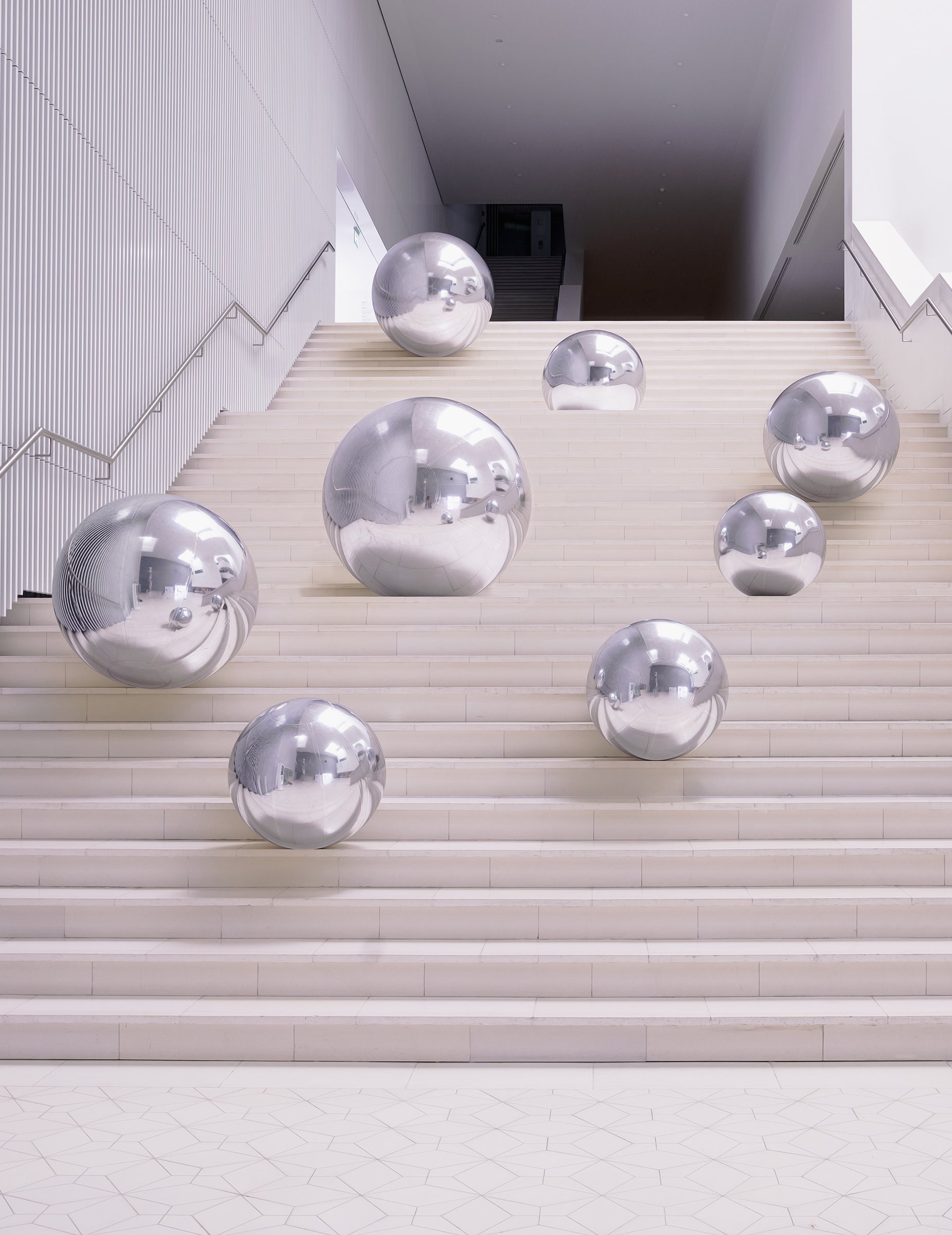 Mise en situation sur un escalier de la boule miroir gonflable pour décoration argentée
