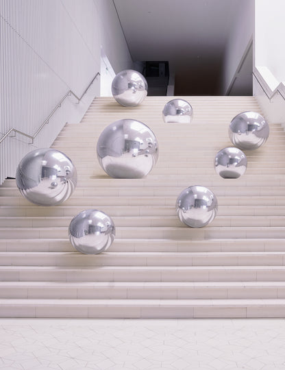 Mise en scène sur un escalier de la boule miroir gonflable argentée