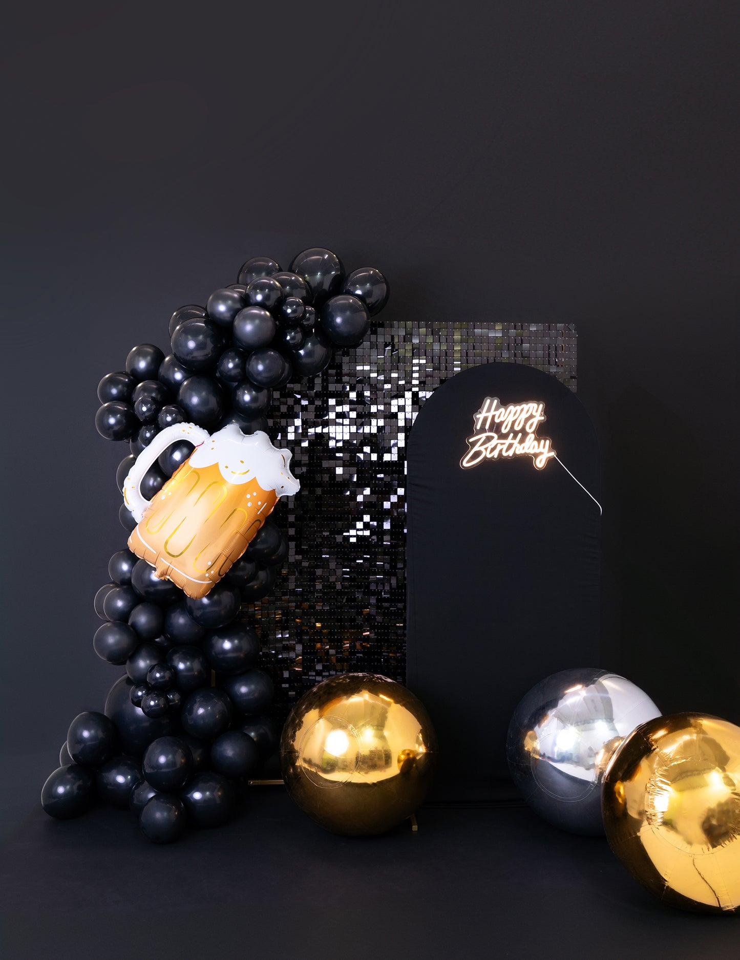 Mise en scène d'anniversaire avec ballons noirs et néon de la boule miroir gonflable dorée