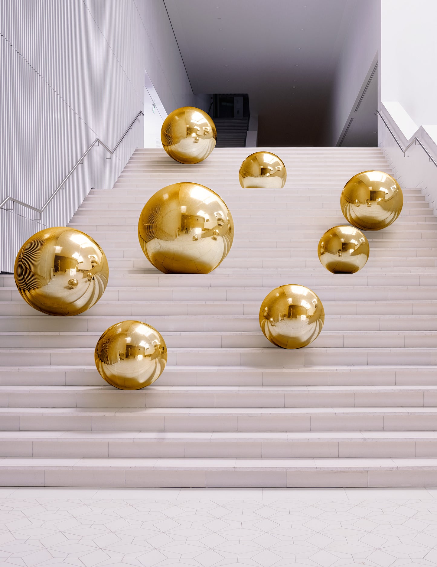 Mise en scène sur un escalier de la boule miroir gonflable dorée
