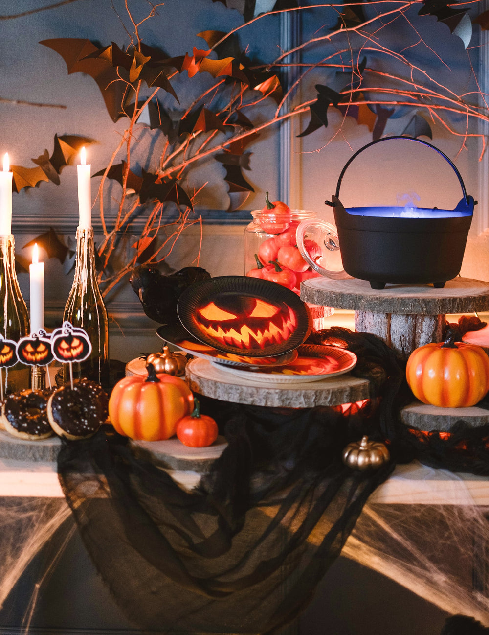 Mise en scène sur une table d'Halloween des assiettes en carton citrouille terrifiante