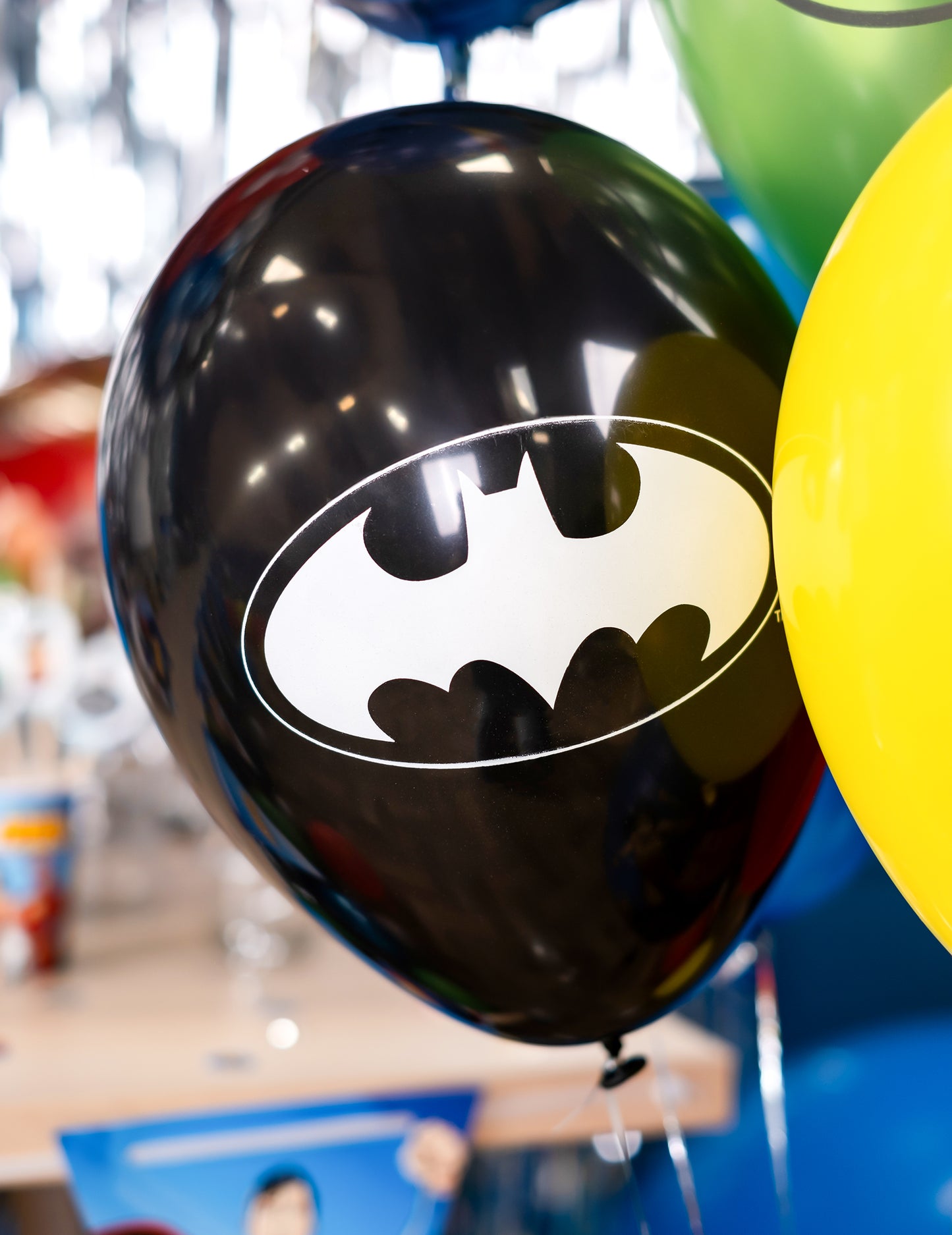 Gros plan sur le logo Batman des ballons latex Justice League