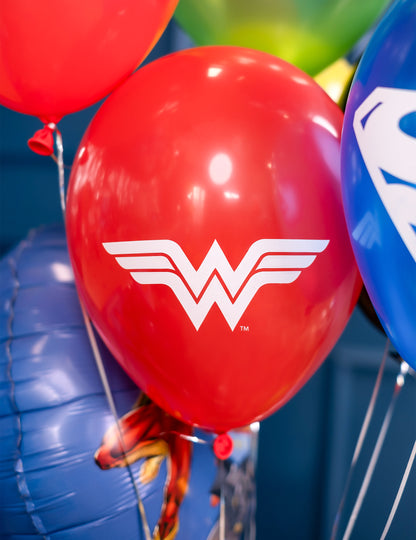 Gros plan sur le logo Wonder Woman des ballons latex Justice League