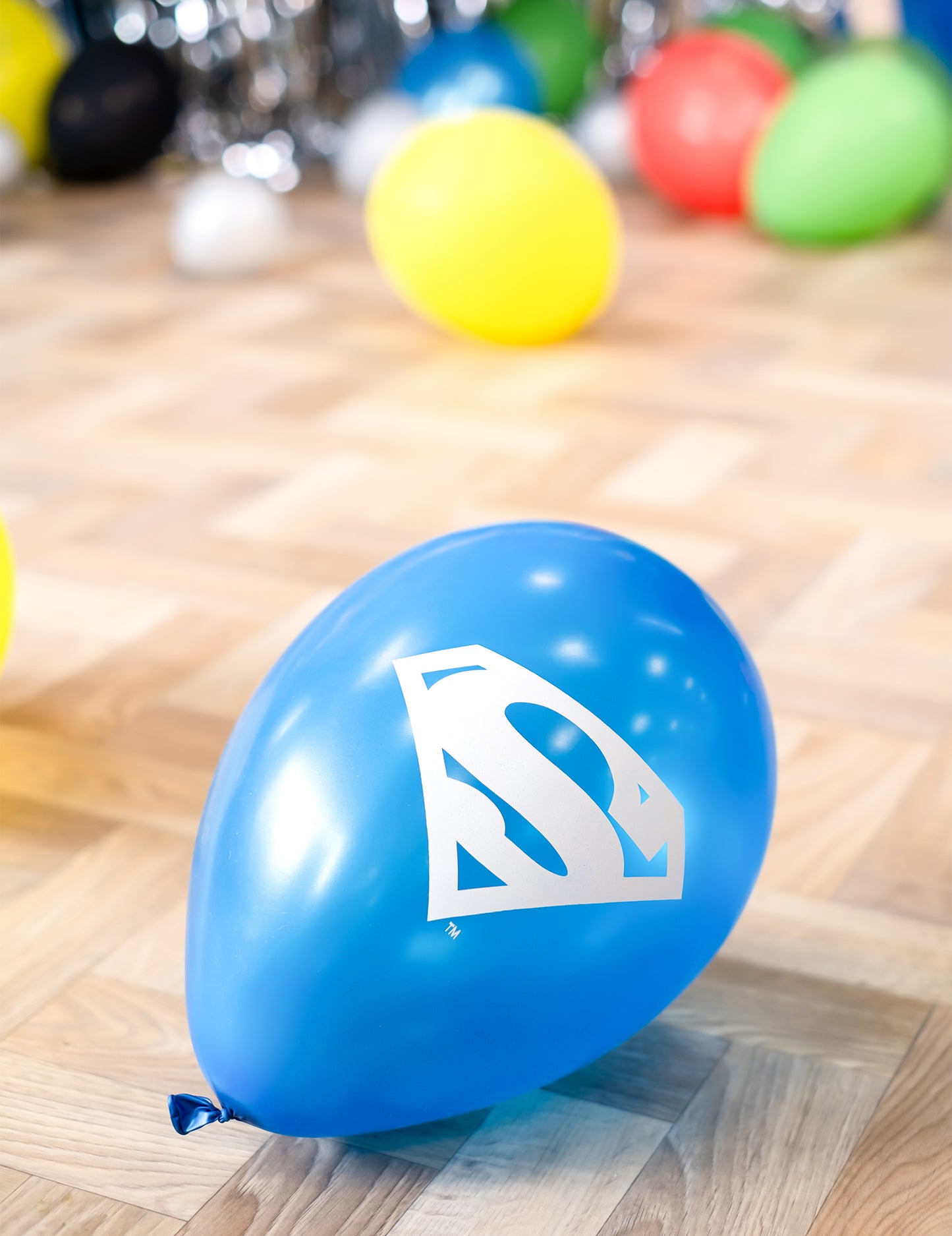 Gros plan sur le logo Superman des ballons latex Justice League
