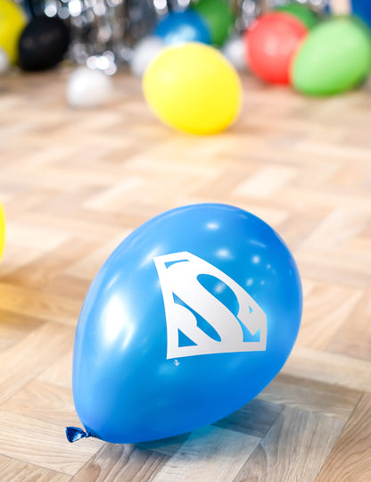 Gros plan sur le logo Superman des ballons latex Justice League