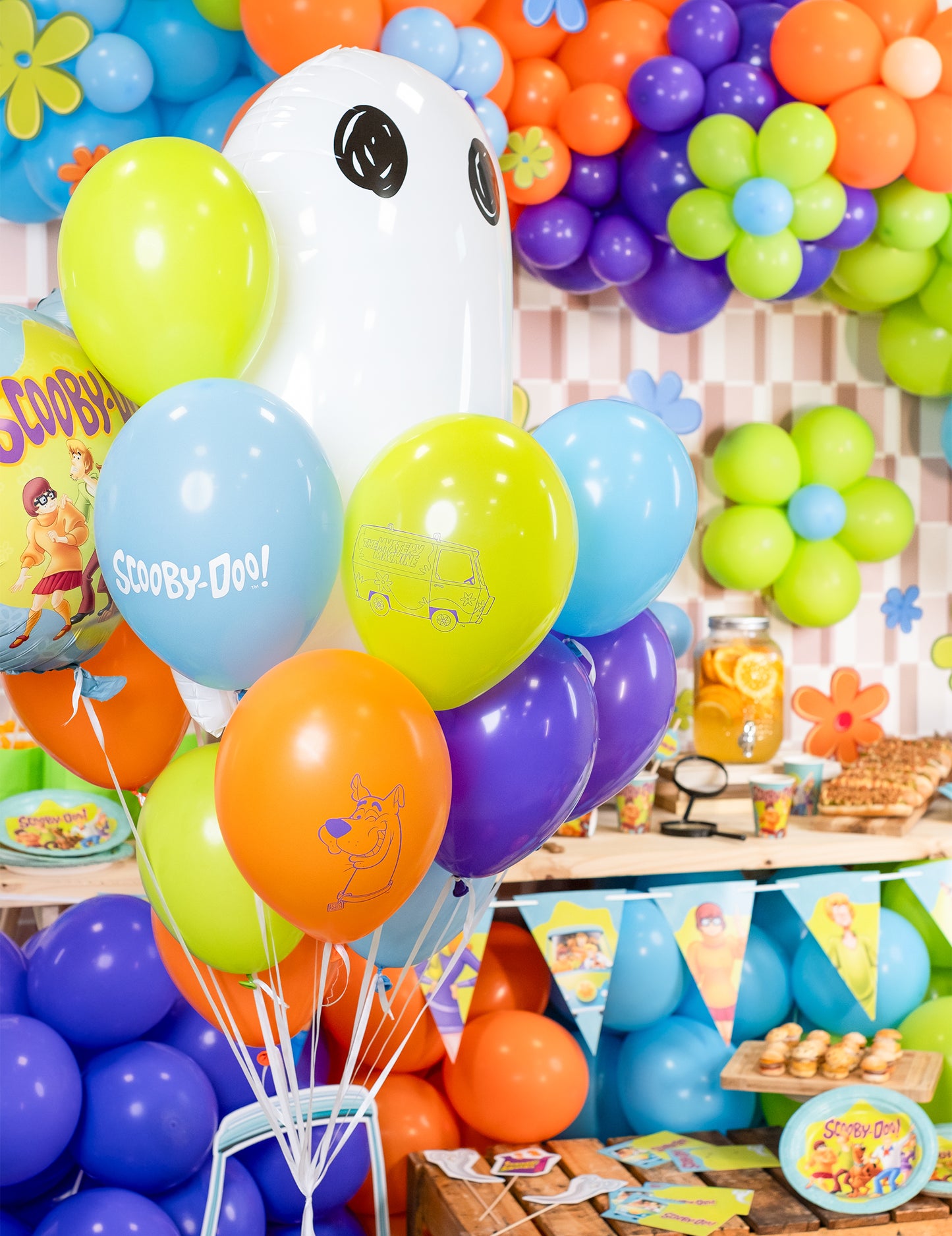 Mise en situation avec décoration de fête des ballons latex Scooby-Doo