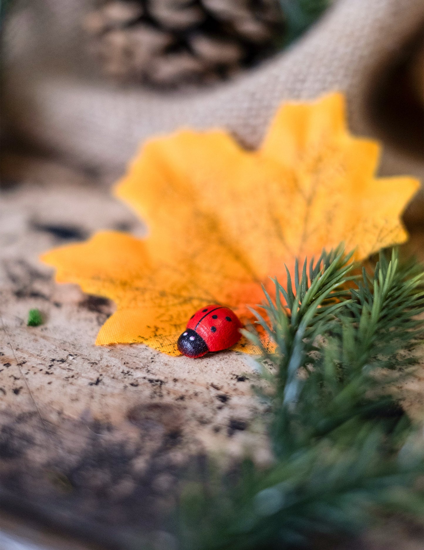 10 червено-черни дървени калинки 1,5 cm за украса 