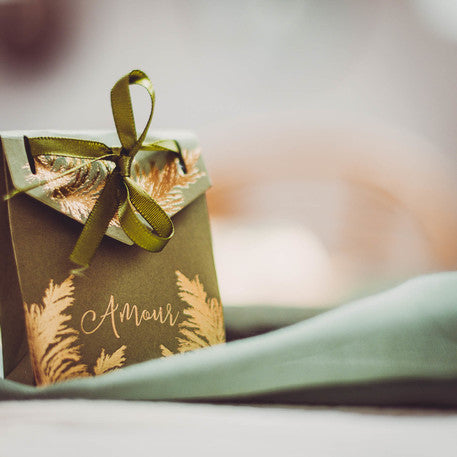 10 каки картонени кутии с пампас мотив, златна фолио и дизайн "Love Wedding" и панделка