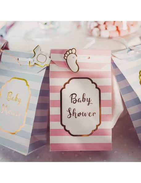 Крупен план на етикетите малко чудо за baby shower розов и златен с панделки