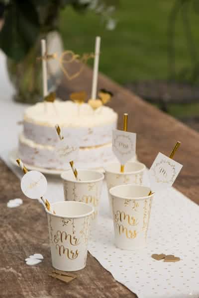 Подредба на маса с картонени чаши Just Married за сватба