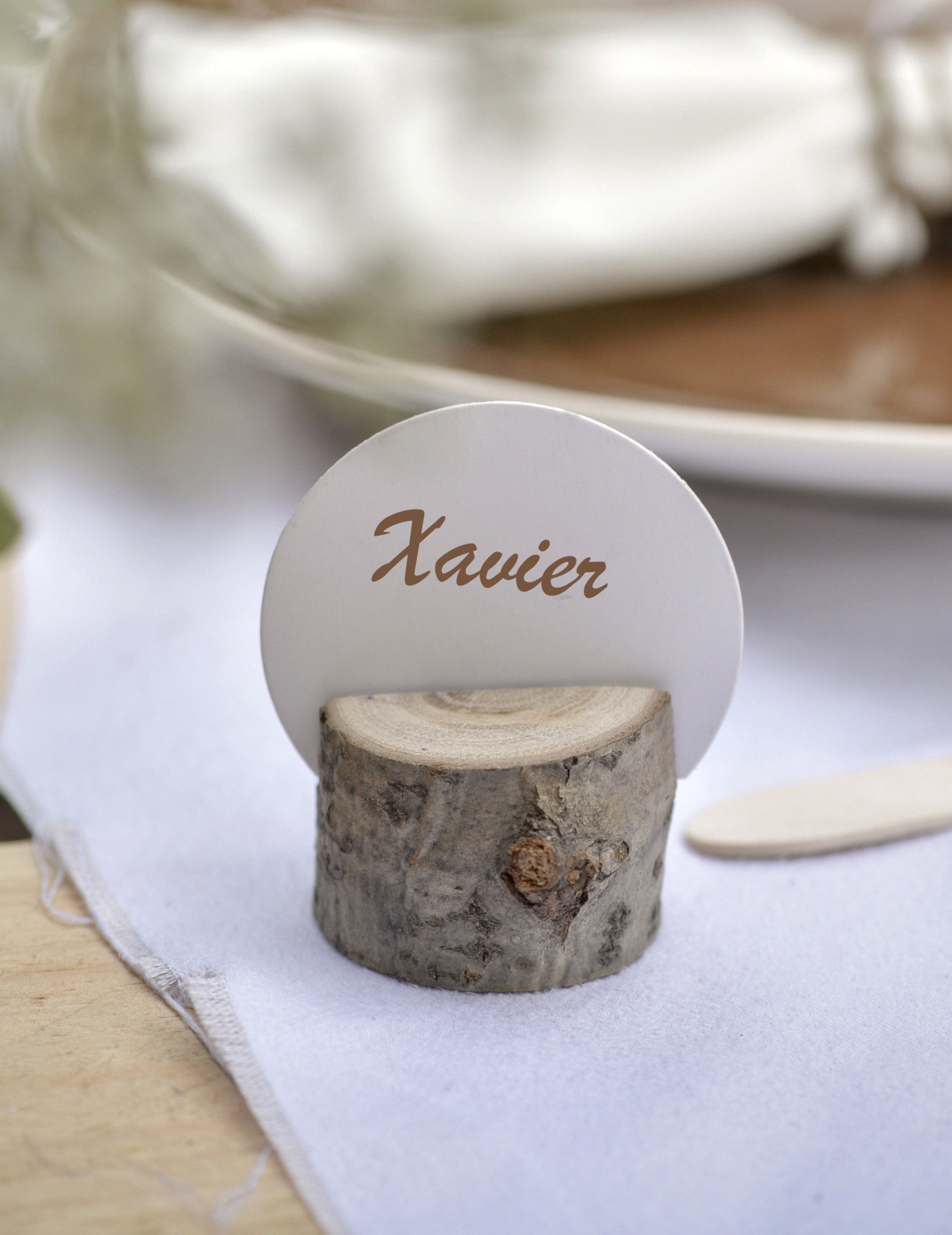 Marque-places ronds en carton mariage pour invités blancs